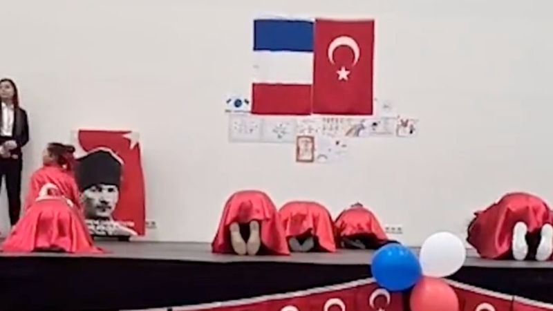 Fransa'daki bir Türk okulundan 23 Nisan görüntüleri