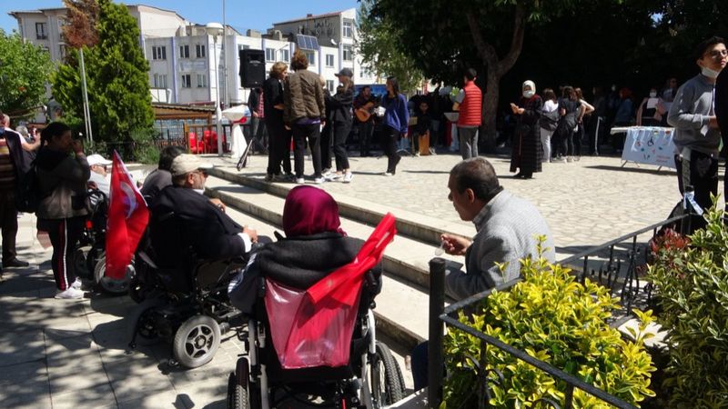 Edirne'de engelliler kendileri için düzenlenen programı uzaktan izledi