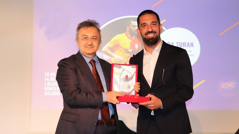 Arda Turan'a yılın örnek alınan sporcusu ödülü