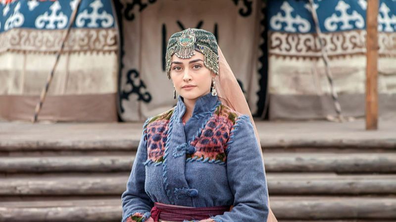 Diriliş Ertuğrul'un Halime'si açıldıkça açıldı! Geceliğiyle küvete girdi, yetmedi dekoltesini sıyırdı...