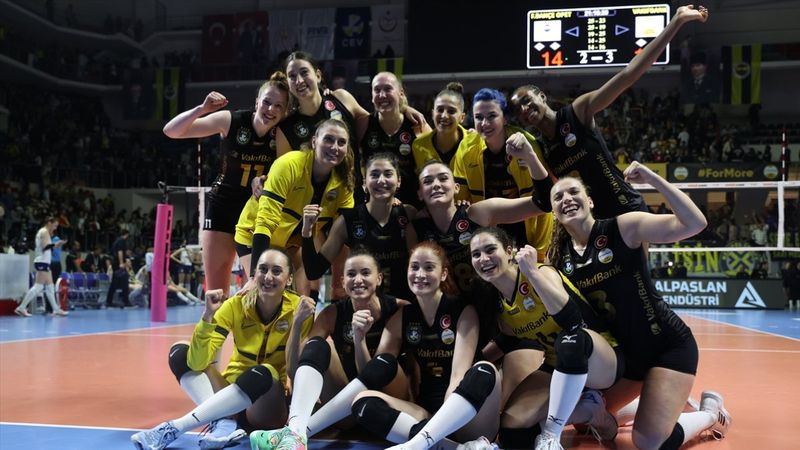 VakıfBank, Sultanlar Ligi play-off finalinde Fenerbahçe karşısında seriyi 2-2 yaptı