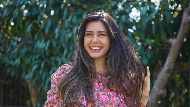 Sibil Çetinkaya kıyafetlerini tamamen çıkarınca... Beyaz sütyeni küçük geldi, görenin tansiyonu çıktı!