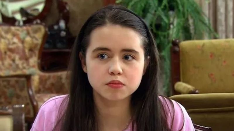 Alemin Kıralı'nın Ahsen'i sütyensiz derin dekoltesiyle 'Sen neymişsin' dedirtti!