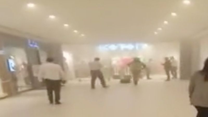 Bursa'da AVM'de bulunan mağazanın tavanı çöktü