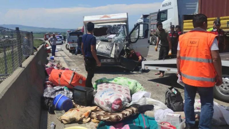 Osmaniye'de, mevsimlik işçileri taşıyan kamyonet şarampole devrildi