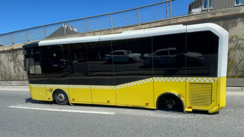 Beykoz'da İETT otobüsünün lastiği çıktı