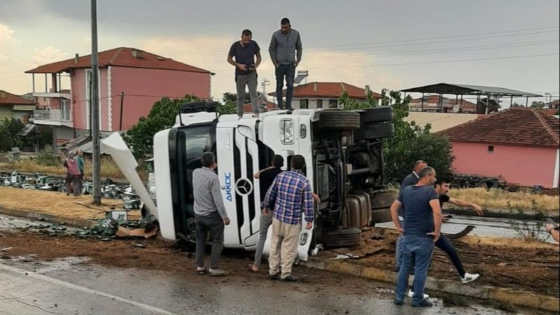 Manisa'da devrilen tırdaki alkol şişeleri yola saçıldı