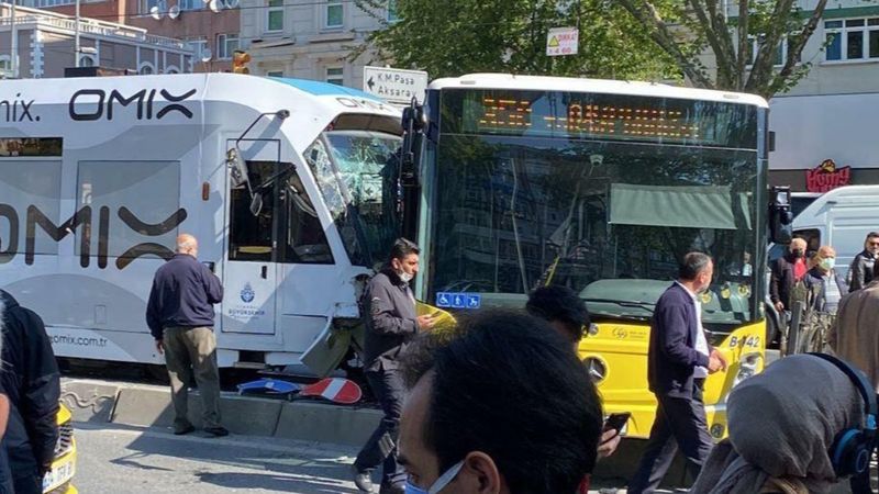 Fatih'te tramvay ile İETT otobüsü çarpıştı