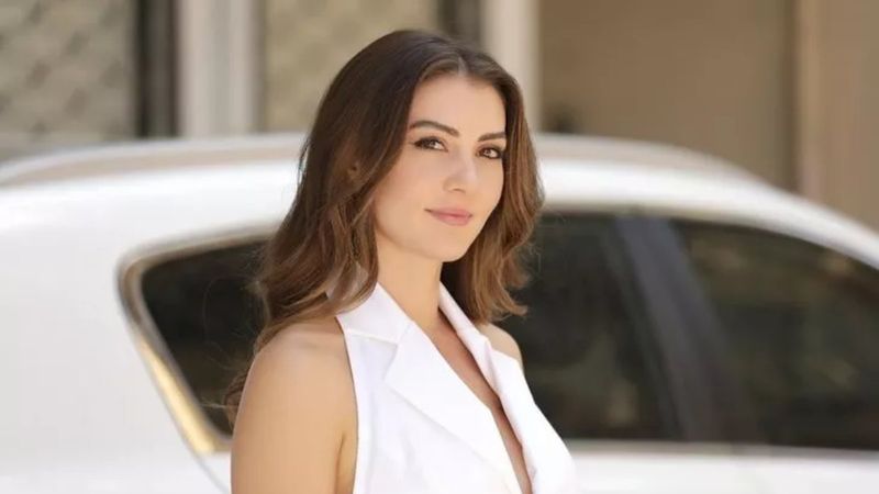 Burcu Özberk 'Bir tane yetmez' dedi, bikinili pozlarını peş peşe yayınladı! 'Görülmedik yerin kalmadı'