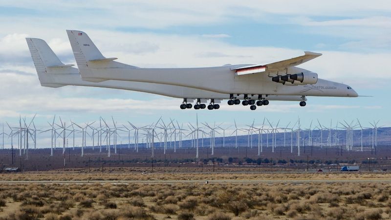 Dünyanın en büyük uçağı yeniden havalandı