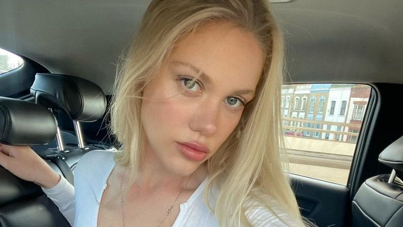 'Abdest aramızdan ayrıldı' Serel Yereli minicik elbisesiyle bacaklarını kaldırdı, yorumlar coştu!