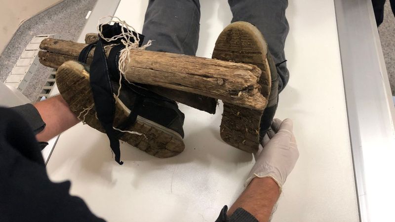 Batman'da komşusuna giderken ayağına çivi battı