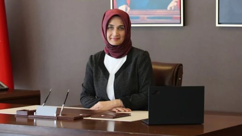 Türkiye'nin ilk başörtülü valisi atandı