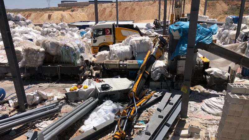 Gaziantep'te çelik profiller, vinçten koptu: 1 ölü 1 yaralı