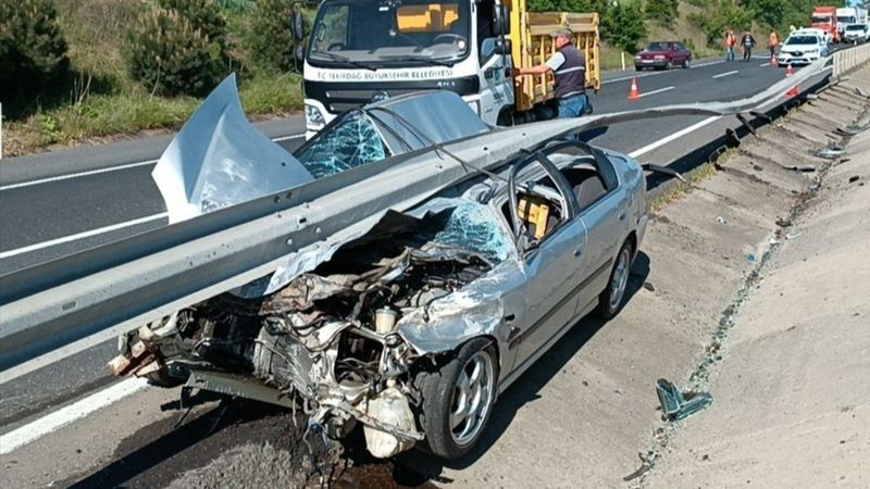 Tekirdağ'da trafik kazası: Otomobil bariyerlere sıkıştı