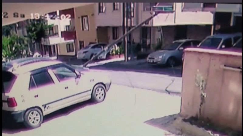 Sancaktepe'de tır elektrik direğini devirdi