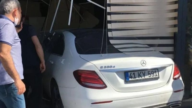 Kocaeli'de fren yerine gaza bastı, vergi dairesine girdi