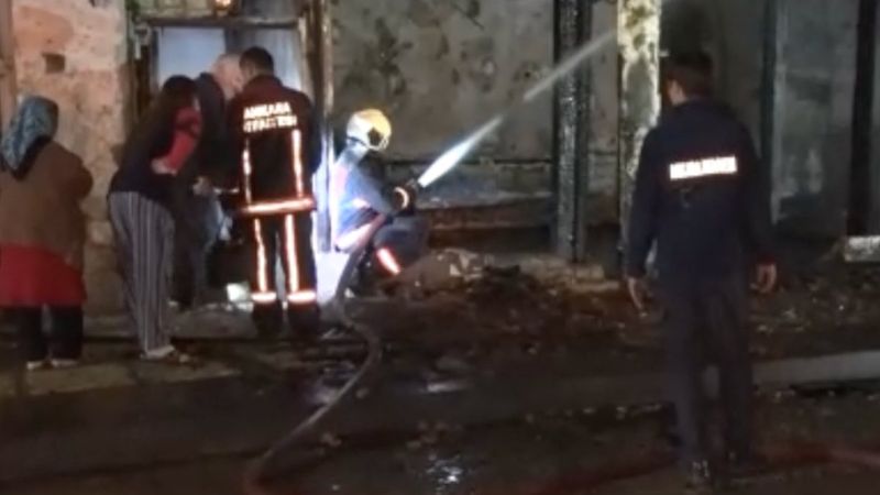 Ankara’da 2 katlı gecekonduda yangın: Evdeki yaşlı kadını komşuları kurtardı