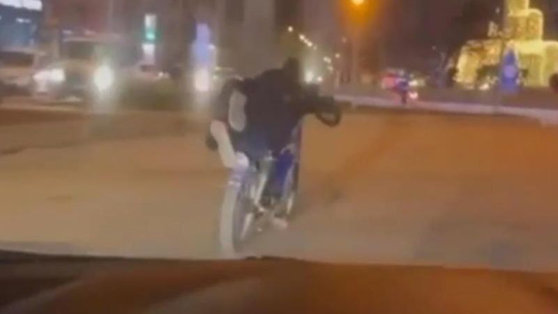 Van'da motosikletle tehlikeli yolculuk kamerada