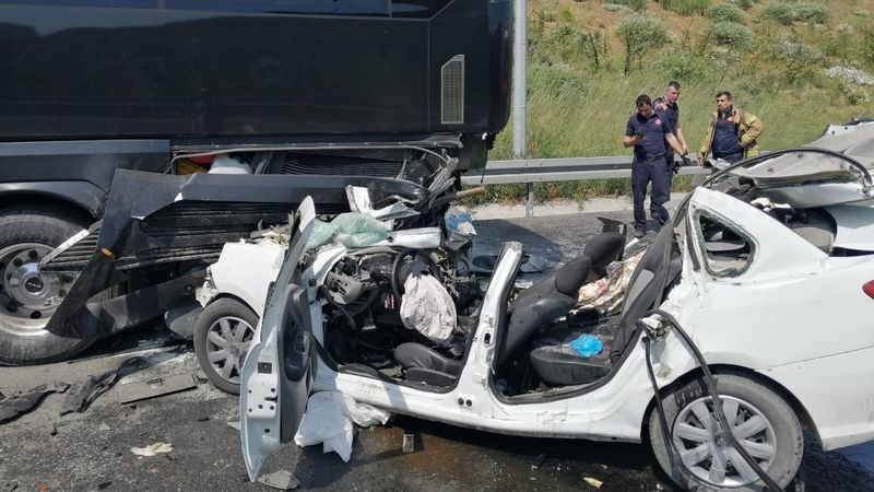 İstanbul'da kaza: Anne öldü, baba ve çocuk yaralı
