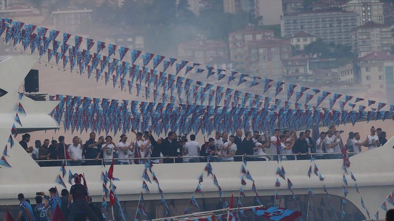 Trabzonspor taraftarı kutlamalara denizden başladı