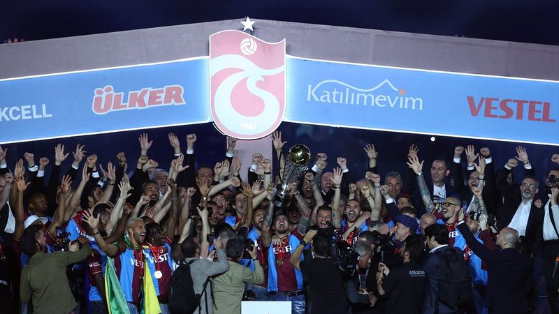 Trabzonspor şampiyonluk kupasını kaldırdı