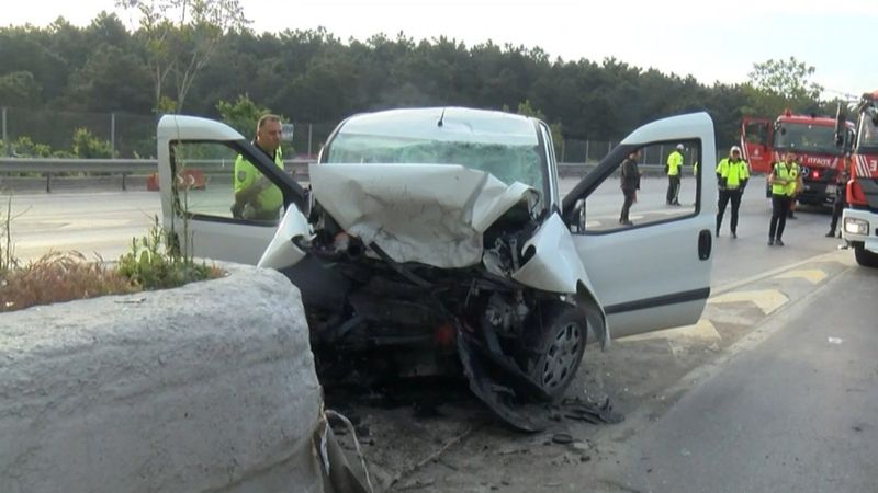İstanbul'da gişe bariyerlerine çarpan araçta 2 kişi yaralandı