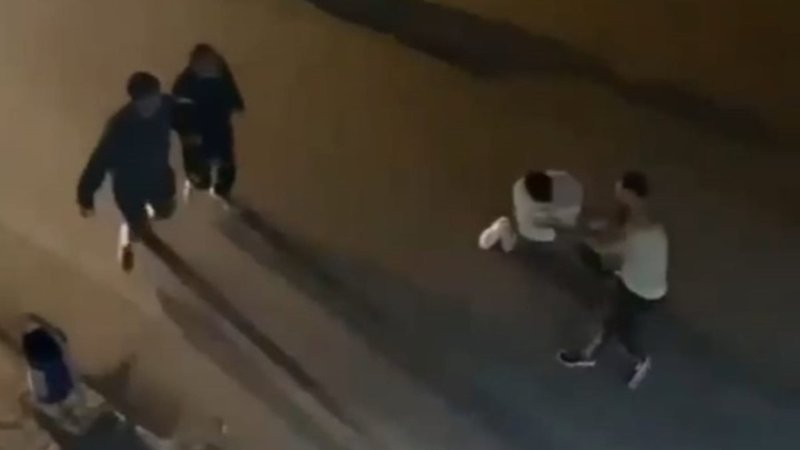 Kocaeli'de cadde ortasında kavgaya tutuştular