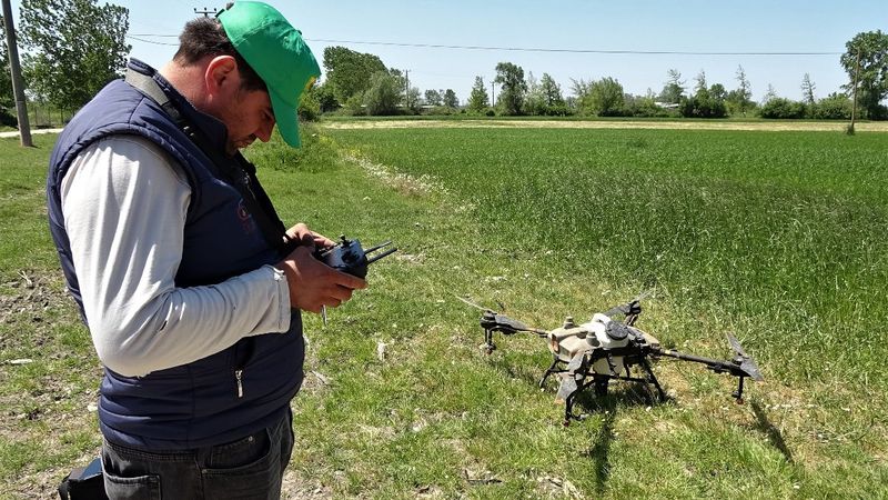 Bursa'da tarlasını ilaçlatmak isteyen 'dron' sırasına giriyor