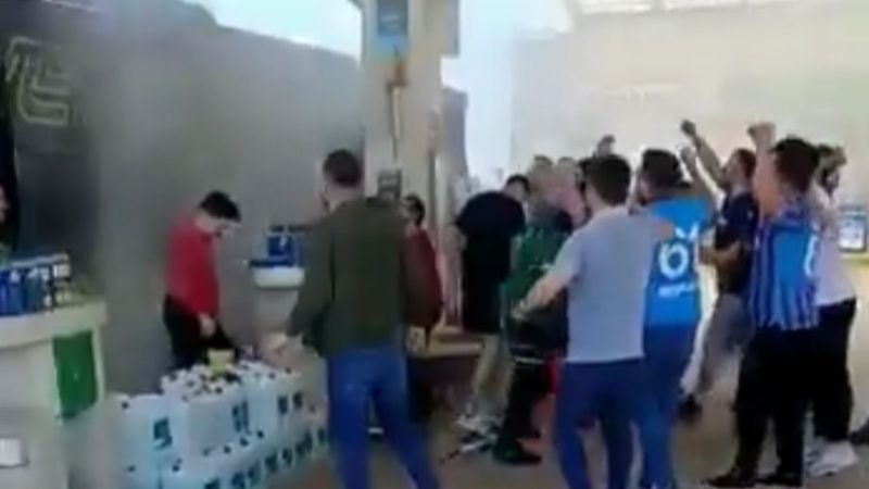 Fenerbahçeli ve Trabzonsporlu taraftarlar birbirlerine saldırdı