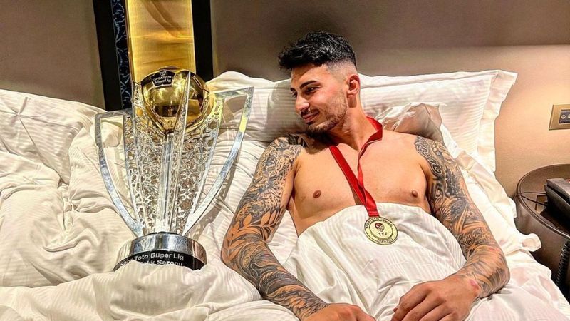 Uğurcan Çakır şampiyonluk kupasıyla uyudu