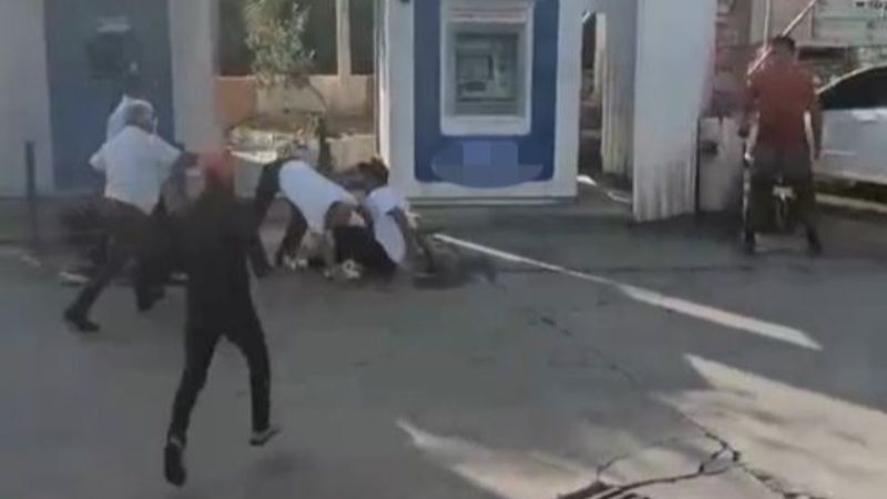 Antalya’da otobüsün camını kıran yolcuyu, tekme tokat dövdüler