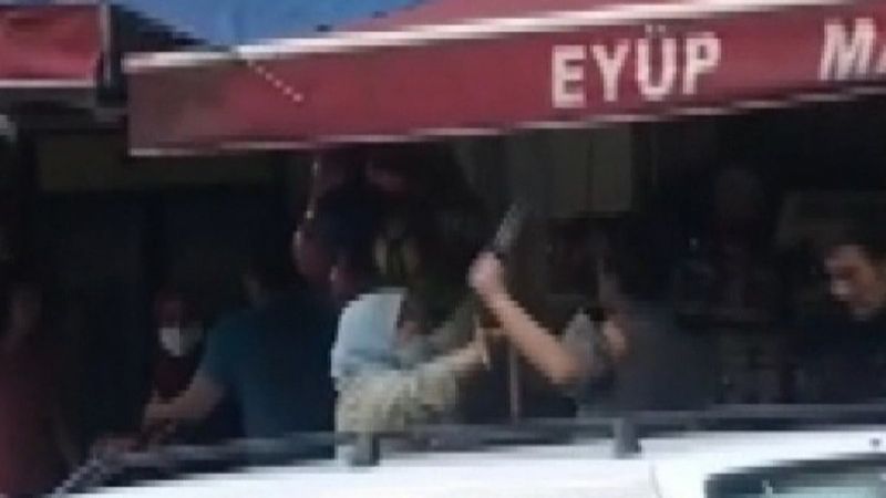 Güngören’de, oğlunu ekmek bıçağı ile kovalayan baba kamerada