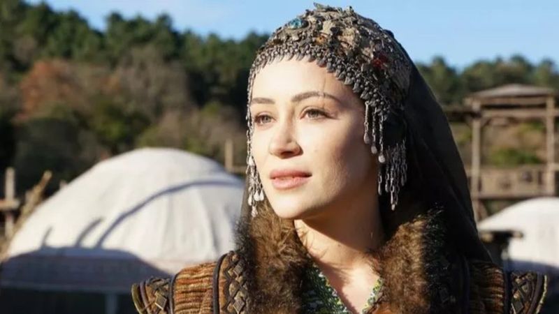 Kuruluş Osman'ın sert Aygül'ü göğüs dekoltesiyle görenin aklını başından aldı! 'Kılıç gibi keskinsin'