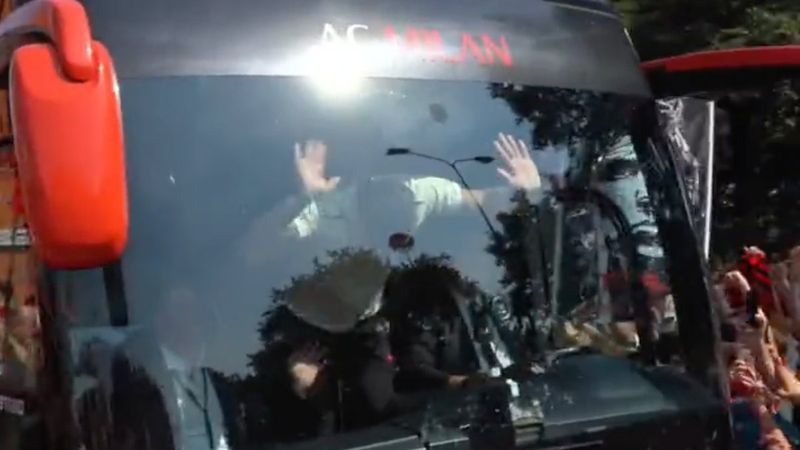 Ibrahimovic, kutlamalarda otobüsün camını kırdı