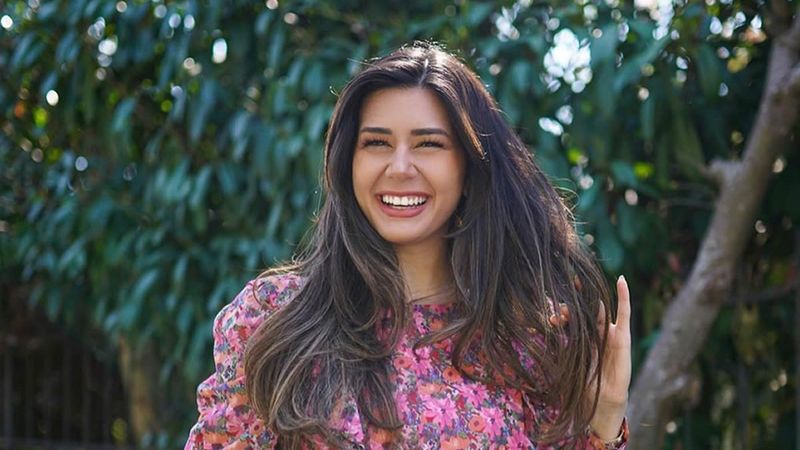 Fenomen Sibil Çetinkaya'nın göğüs dekoltesi olay oldu, beğeni butonu çöktü!