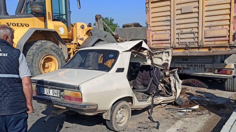 Denizli'de otomobil tırın altına girdi: 2 ölü