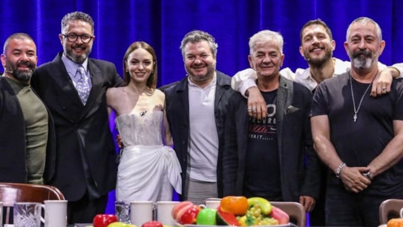 Uraz Kaygılaroğlu, siyah ojeleriyle programa çıktı