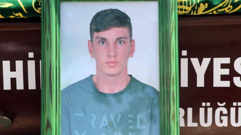 Denizli'de otomobilin altında kalan bisikletli genç, son yolculuğuna uğurlandı