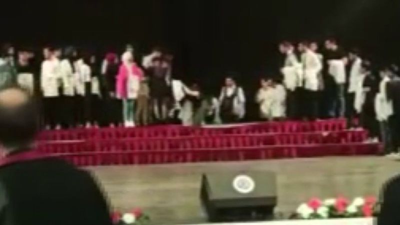 Erzurum'da törende platform çöktü, öğrenciler panik yaşadı