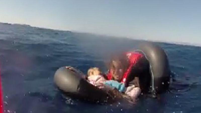 İzmir'de kucağındaki bebekle Sahil Güvenlik tarafından kurtarıldı