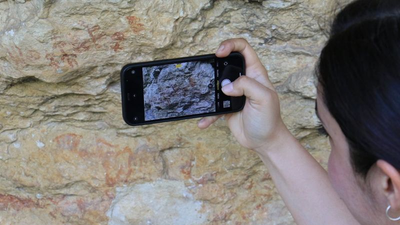 Mersin'de keçisi düşen çoban, tarihi resimleri keşfetti