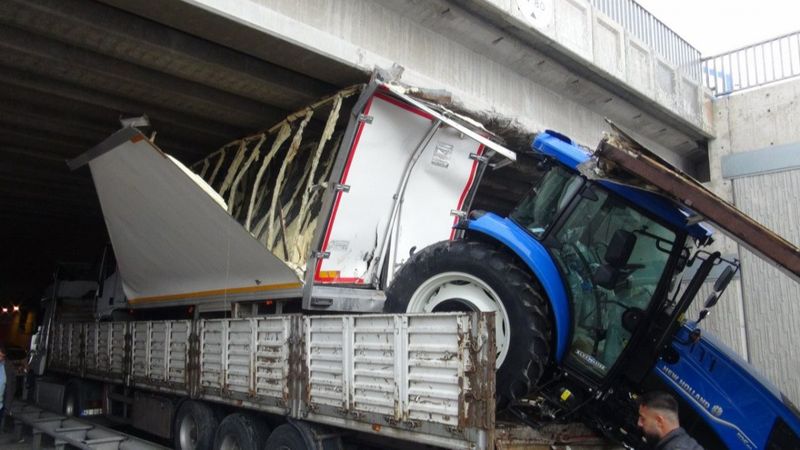 Niğde'de tır ve kamyonet, alt geçide sıkıştı