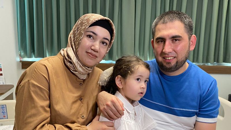 Yemek borusu yanan Özbek çocuk şifayı Türkiye'de buldu