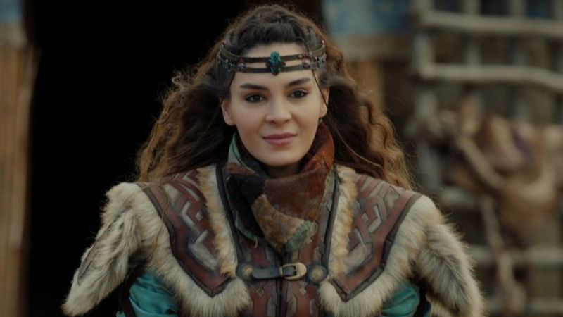 Destan'ın Akkız'ı Ebru Şahin'in annesini gören 'hangisi Ebru' diyor! 'Çok şanslısın Cedi'