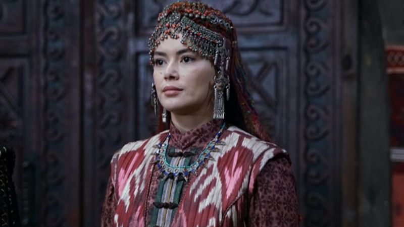 'Cuk oturmuş' Kuruluş Osman'ın Lena'sı büstiyeriyle poz verdi, sosyal medya coştu...