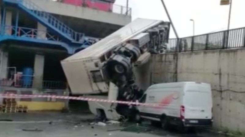 İkitelli'de kontrolden çıkan tırın korkuluklardan uçma anı