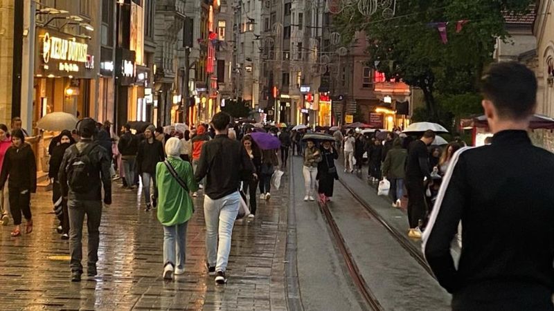 İstanbul'da sağanak yağışa yakalananlar zor anlar yaşadı