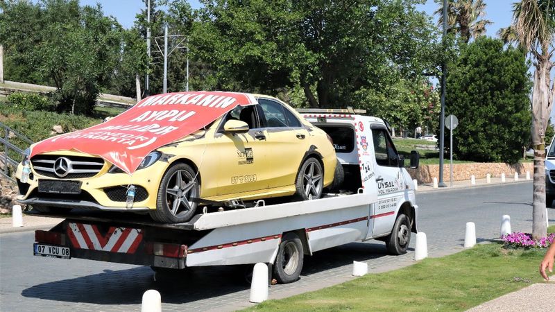 Antalya'da aracı çekiciye yükletip şehir turu attı