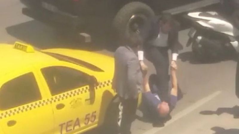 Üsküdar'da sürücü taksiciyi darbetti